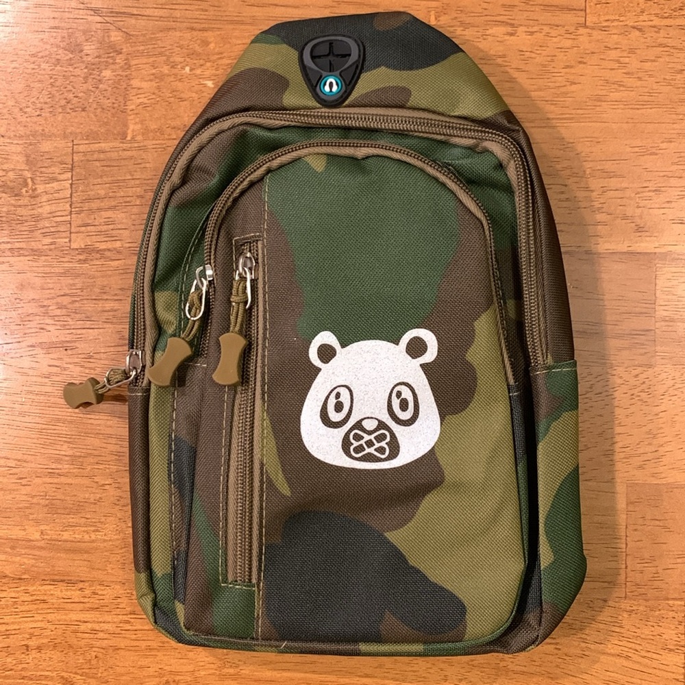 Camo crossbody bag with glitter white bear logo